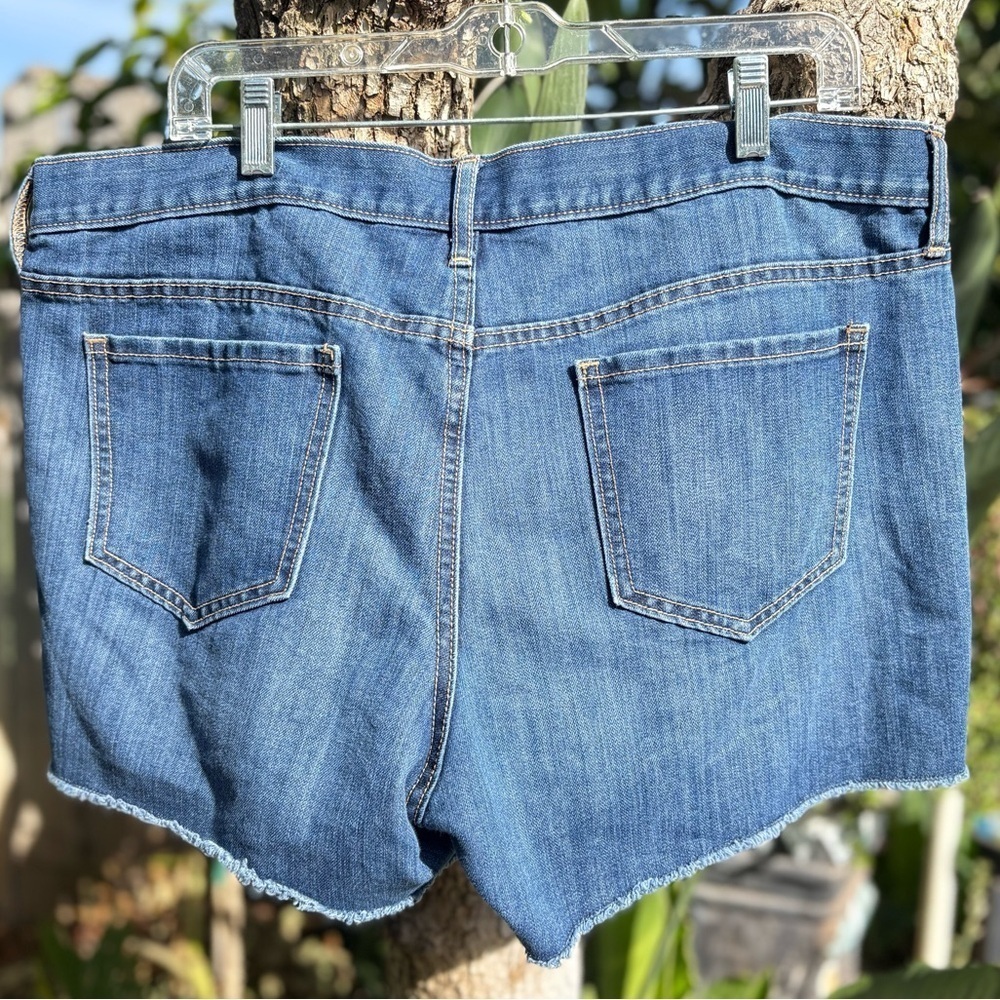 Old Navy The Diva Blue Jean Shorts with Frayed Hem and Relaxed Fit Size 16 - Picture 6 of 6